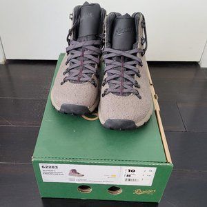 Brand new, never worn, Danner Mountain 600 hiking boots Vibram soles sz 10
